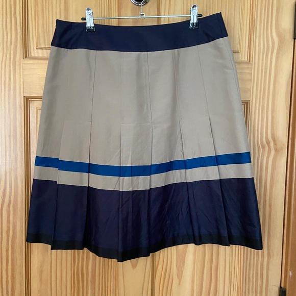 Ann Taylor pleated skirt (size 10) - Picture 5 of 8